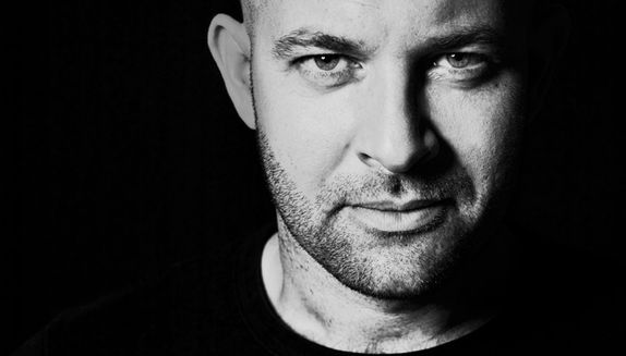 Szymon Bobrowski kłamie w teatrze. Gdzie zobaczymy aktora w 2024?