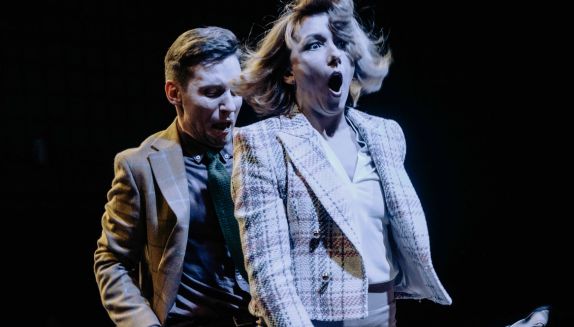 Nowości komediowe w sezonie 2023/24. Premiery teatralne i kultowe hity