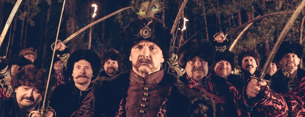 Okładka wpisu Komediowy talent Bartłomieja Topy. Co aktor pokazał w serialu „1670”?