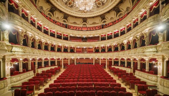 Pierwszy raz w teatrze? Sprawdź, co warto wiedzieć!