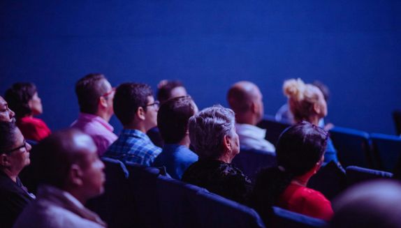 Impreza firmowa to świetny moment, by spędzić ją w teatrze lub na koncercie