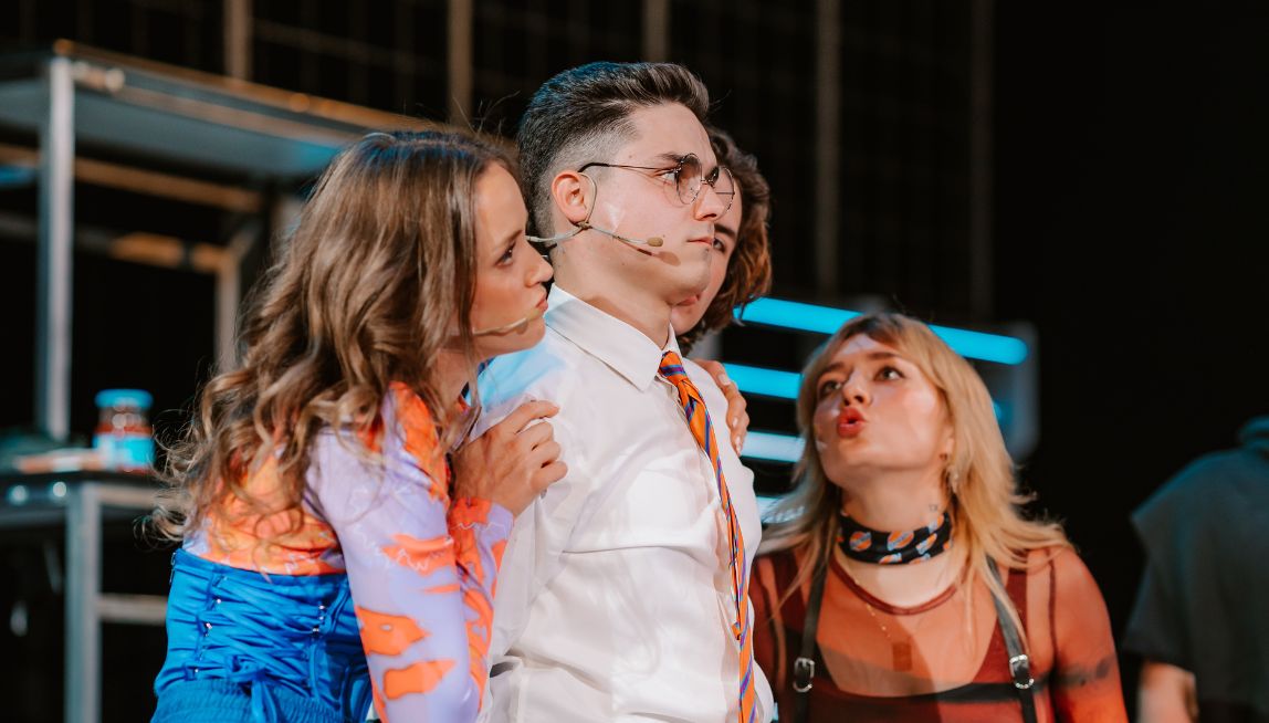 Ten spektakl to adaptacja kultowego filmu! Zobacz „Klub Niepokornych”.