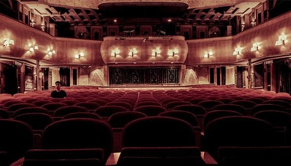 Jak się ubrać do teatru? Radzi organizator spektakli w całej Polsce