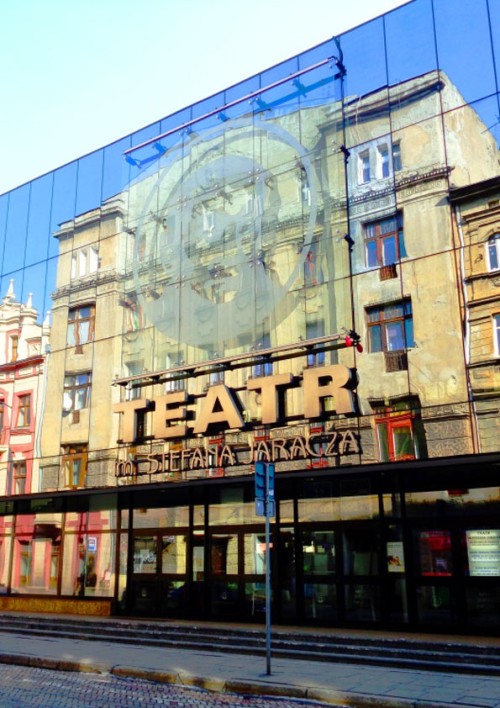**Teatr im. Stefana Jaracza w Łodzi od 1888 roku wielokrotnie w swojej historii zmieniał szyld. Pod dzisiejszą nazwą funkcjonuje od 1949 roku. To najstarsza łódzka scena, której pierwszym dyrektorem był Aleksander Zelwerowicz. Inicjatorem jej powstania był Łucjan Kościelecki.**  O historii tej łódzkiej instytucji wydano w latach 80. książkę „Teatr przy ulicy Cegielnianej: szkice z dziejów sceny łódzkiej 1844-1978” pod redakcją Stanisława Kaszyńskiego. A pod koniec lat 90. pojawiła się publikacja „Teatr przy ulicy Jaracza: 110 lat stałej sceny w Łodzi (1888-1998)” pod redakcją Anny Kuligowskiej-Korzeniewskiej.  Teatr Jaracza ma trzy sceny – Dużą, Małą i Kameralną oraz kilka tzw. „scen regionalnych” w województwie łódzkim.  Do maja 2022 roku dyrektorem Teatru im. Stefana Jaracza w Łodzi był Marcin Hycnar, który wyreżyserował słynny spektakl „[Dobrze się kłamie](https://adria-art.pl/repertuar/36/teatr-dobrze-sie-klamie)”. Dotychczas wystawiliśmy w teatrze Jarcza m.in. komedię „[Niespodziewany powrót](https://adria-art.pl/repertuar/125/teatr-niespodziewany-powrot)” i „[Inteligenci](https://adria-art.pl/repertuar/133/teatr-inteligenci)”.  Na naszej stronie znajduje się aktualny repertuar wydarzeń teatralnych, kabaretowych oraz koncertów odbywających się w [Łodzi](https://adria-art.pl/miasta/784/lodz). Teatr Jaracza działa aktywnie w mediach społecznościowych – profil instytucji znajdziecie na Facebooku oraz Instagramie.  ## Teatr im. Stefana Jaracza – parking i dojazd  Teatr im. Stefana Jaracza znajduje się przy ulicy Stefana Jaracza 27 (dawnej ulicy Cegielnianej) – łatwo zapamiętać! 5 minut pieszo od teatru na ulicy Prezydenta Gabriela Narutowicza jest parking strzeżony. Osoby korzystające z komunikacji miejskiej powinny szukać przystanków: Jaracza-Kilińskiego bądź Kilińskiego-Narutowicza. Niedaleko Teatru Jaracza można odnaleźć inne łódzkie instytucje kultury – [Teatr Wielki](https://adria-art.pl/sale/163/teatr-wielki-w-lodzi), Teatr Nowy im. Kazimierza Dejmka czy Filharmonię Łódzką im. Artura Rubinsteina.